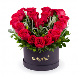 Corazón de Rosas Rojas en Sombrerera