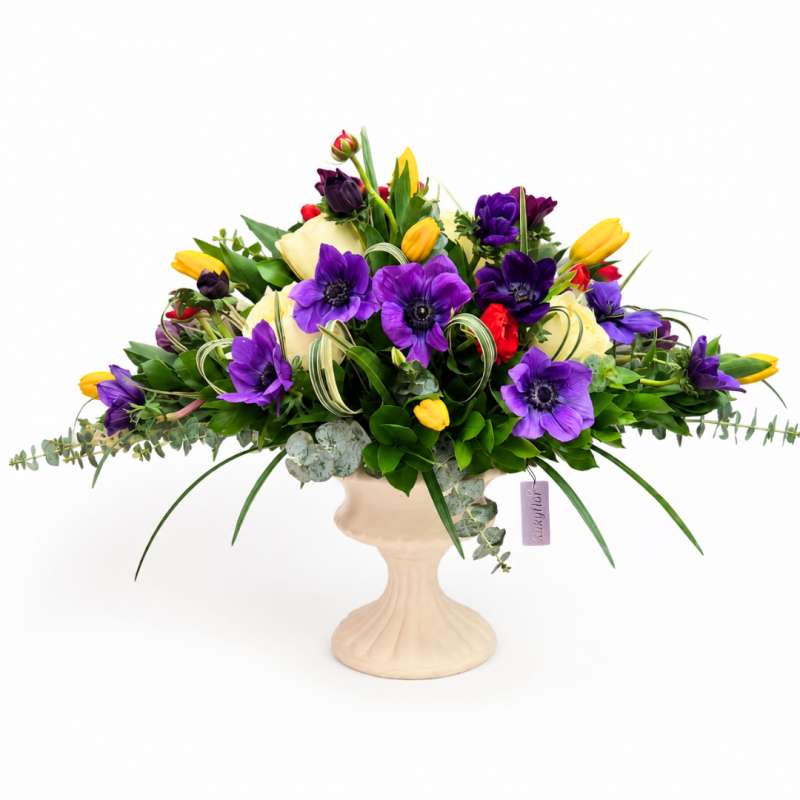 Copa con rosas de jardín , anémonas ,ranúnculos y tulipanes