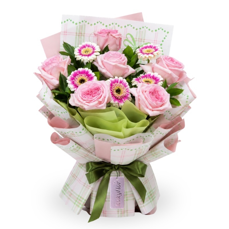 Arreglo de rosas de jardín con mini gerberas