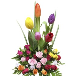 Arreglo de 5 tulipanes con mini rosas mixtas. Flores  para cumpleaños.
