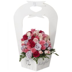 Minirosas rosadas, rojas y blancas con portaflorero para cumpleaños Lima