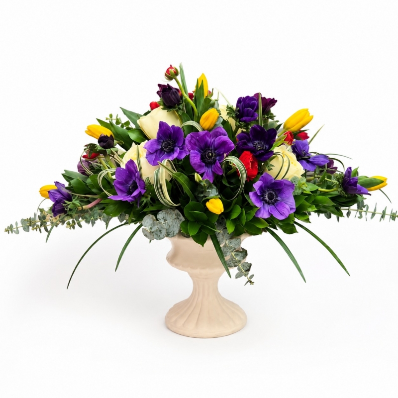 Lorena Copón de tulipanes, rosas, ranúnculos y anemonas