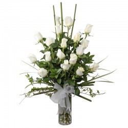 Florero de 18 rosas blancas y bambú