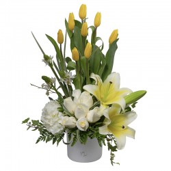 Arreglo de tulipanes amarillos,rosas blancas, Hortensia, lilium perfumado.