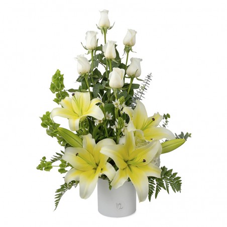Arreglo de rosas blancas  con lilium blanco