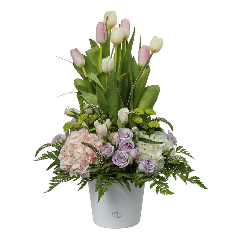 Arreglo floral de tulipanes blancos y rosados, mini rosas y hortensias