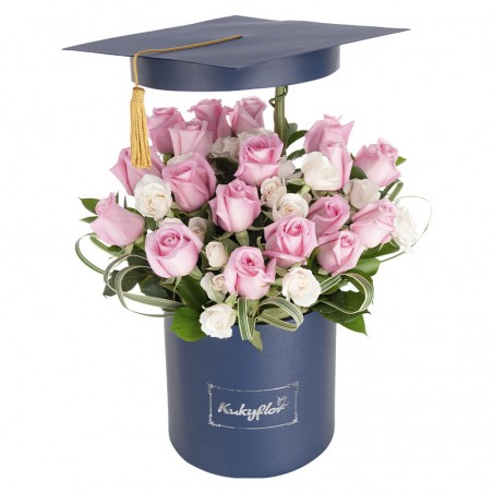 Box de graduación con rosas rosadas y mini rosas blancas