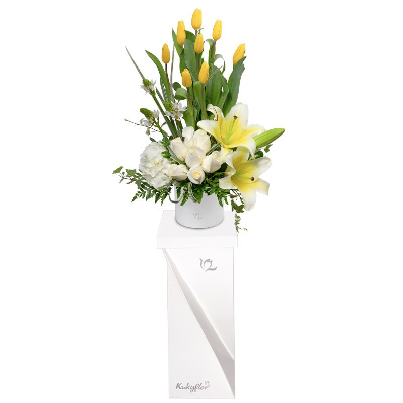 Arreglo de tulipanes amarillos,rosas blancas, Hortensia, lilium perfumado.
