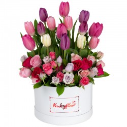 Box  bajo con 15 tulipanes variados y 6 minirosas variadas