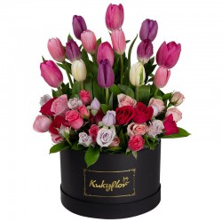 Box  bajo con 15 tulipanes variados y 6 minirosas variadas