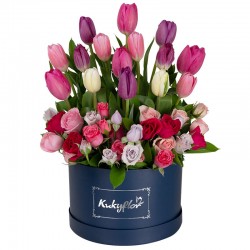 Box  bajo con 15 tulipanes variados y 6 minirosas variadas