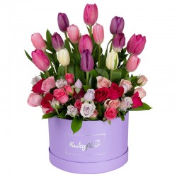 Box  bajo con 15 tulipanes variados y 6 minirosas variadas