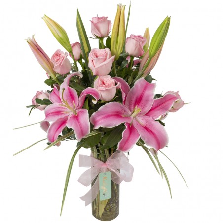 Arreglo de lilium y rosas de jardín en florero