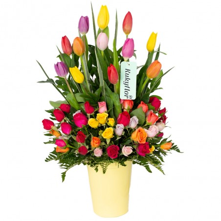 Arreglo de 12 tulipanes , mini rosas en Base de Cerámica