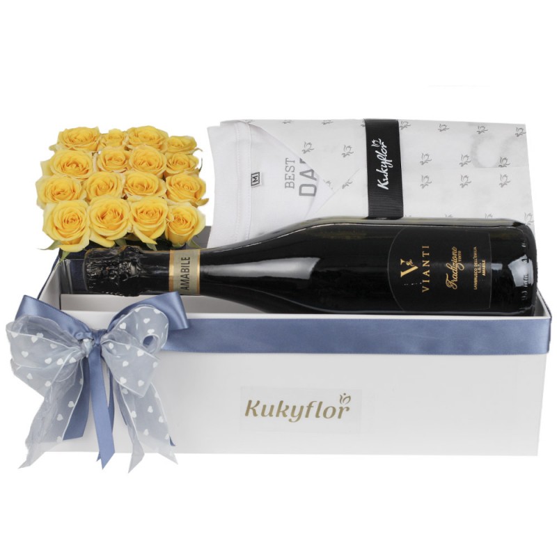 Pack with mini roses, traditional wine and polo