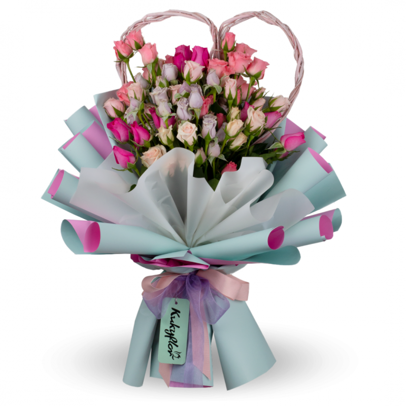 Ramo de minirosas pasteles con corazón