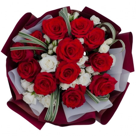Beautiful Bouquet of 12 roses with mini roses