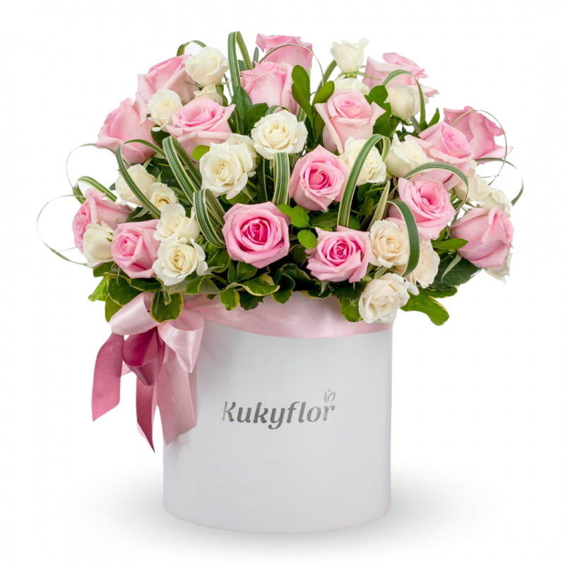 Sombrerera con rosas rosadas y mini rosas blancas