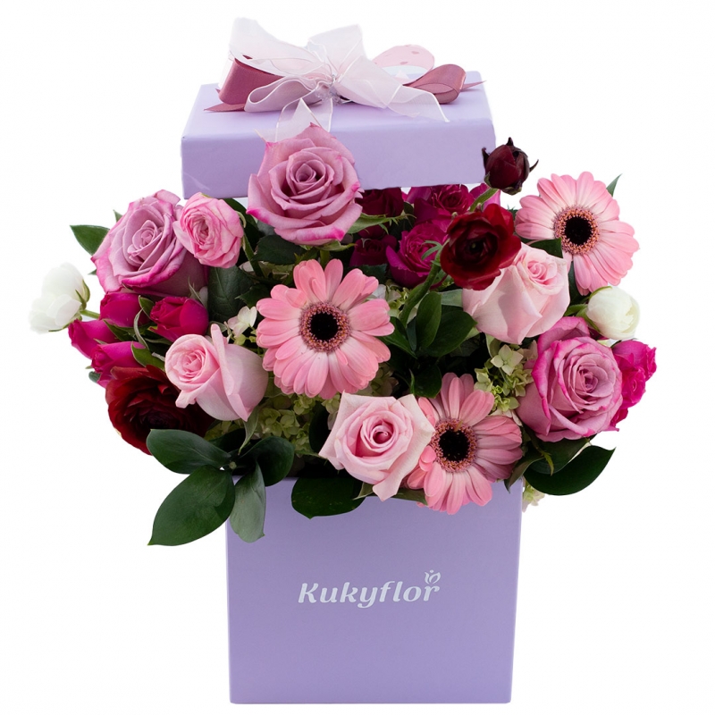 Rosas, mini rosas y ranúnculos pasteles box top