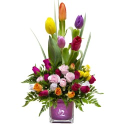 Arreglo de 5 tulipanes con mini rosas mixtas