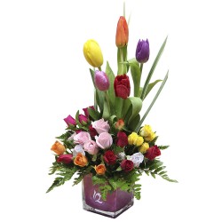 Arreglo de 5 tulipanes con mini rosas mixtas