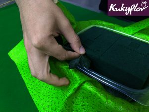 DIY: Coloca el follaje de de la canasta de pascua