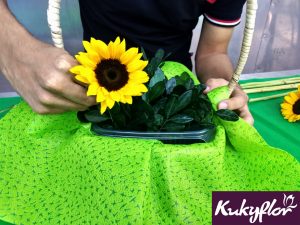 DIY: Coloca los girasoles de la canasta de pascua