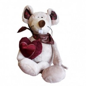 Peluche ratón con corazón.