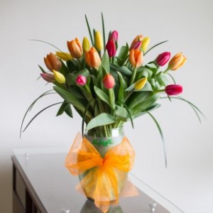Florero de vidrio con 20 tulipanes multicolores