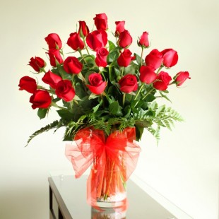 florero con 24 rosas rojas