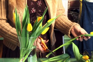 Florero de vidrio con tulipanes amarillos.
