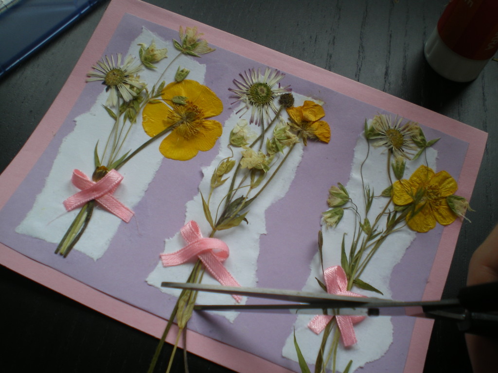 Tarjeta con flores secas y cinta