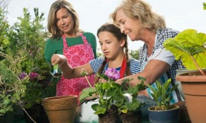 flores-niña-mama-abuela-flores-macetas-plantas