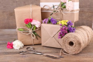 Regalos forrados con papel y decorado con flores de colores.