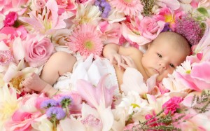 Bebe-flores-tierno-lindo-adorable-rosas-margaritas