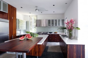 decoracion-interior-moderna-minimalista-arreglo-floral-cocina