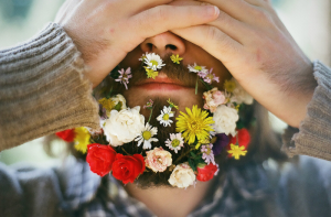 hombre-barba-flores-margaritas-rosas