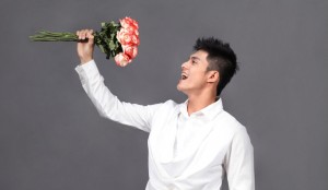 hombre-cantando-flores-serenata
