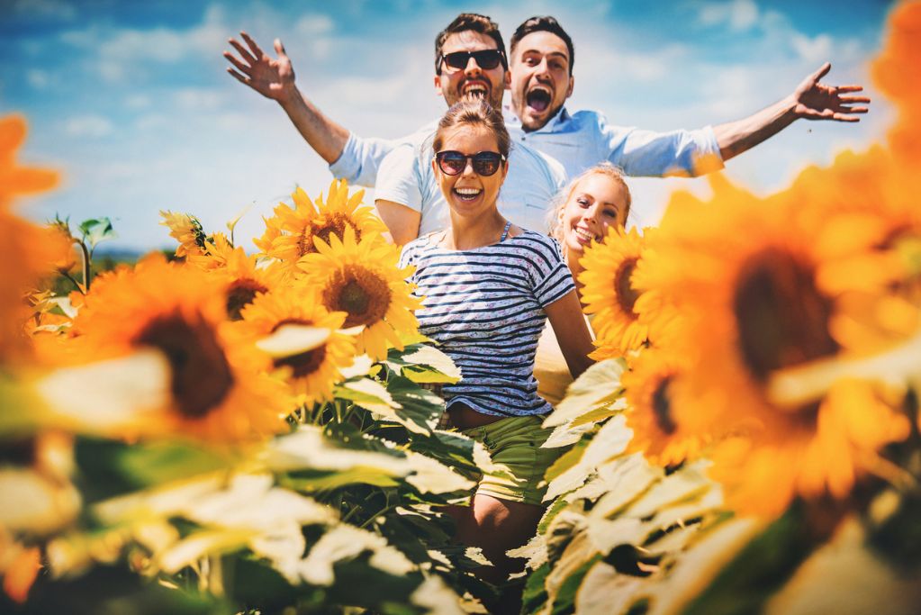 Los hombres disfrutan de las flores