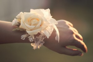 Corsage de rosa blanca para muñeca.