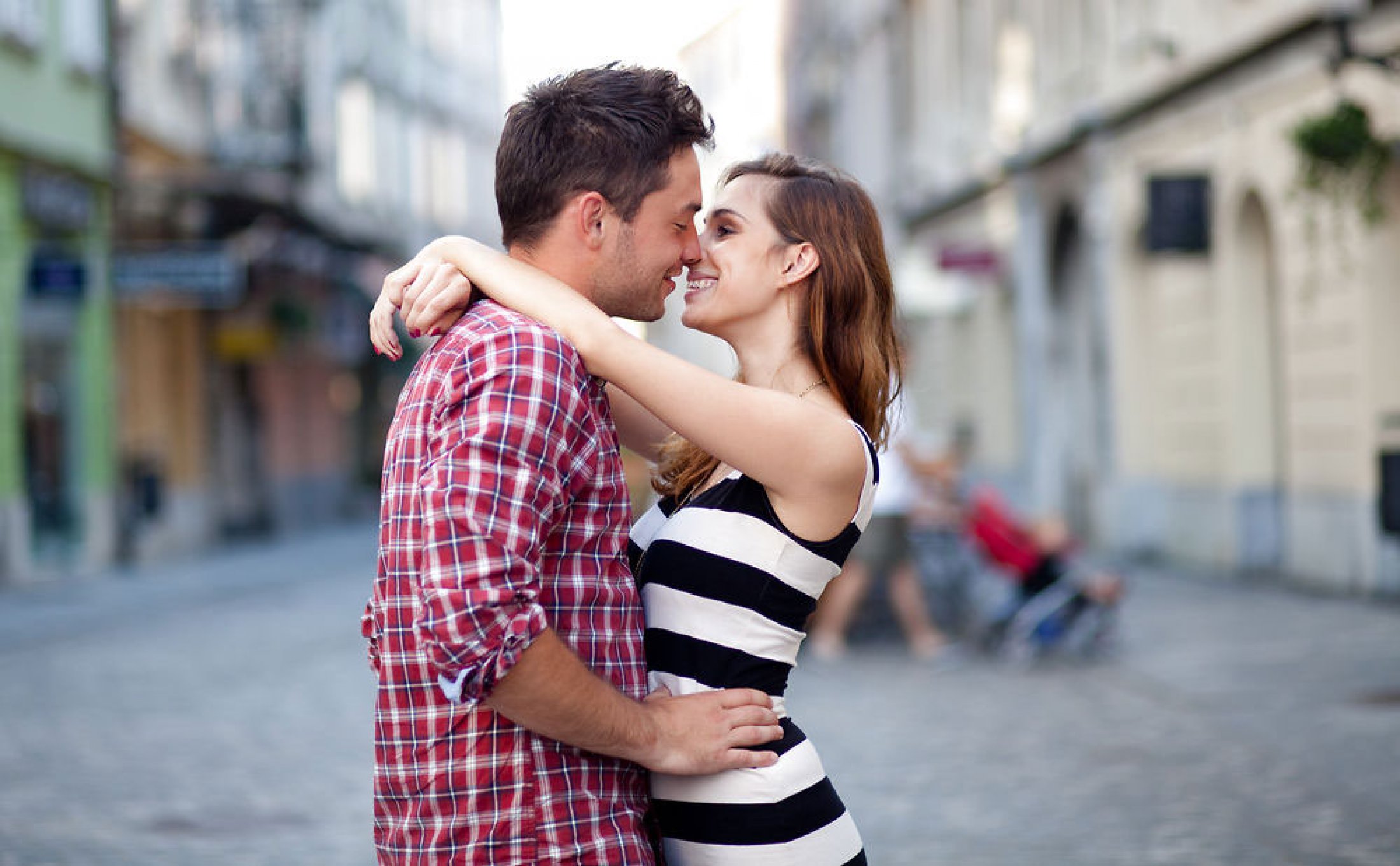 Мужчина хочу быть девушкой. Пара обнимается на улице. Молодая пара. Поцелуй на улице. Страстный поцелуй на улице.