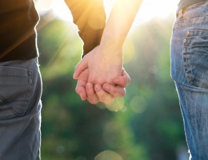 Pareja tomados de la mano.