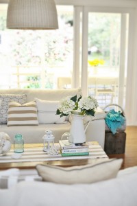 living-room-design-coastal-decor-ideas-neutral-colors-blue-accents