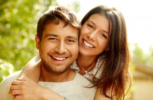 Pareja sonriente.