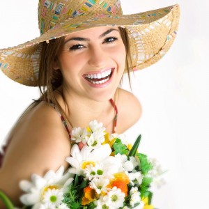 Mujer feliz mientras sostiene un ramo de flores.