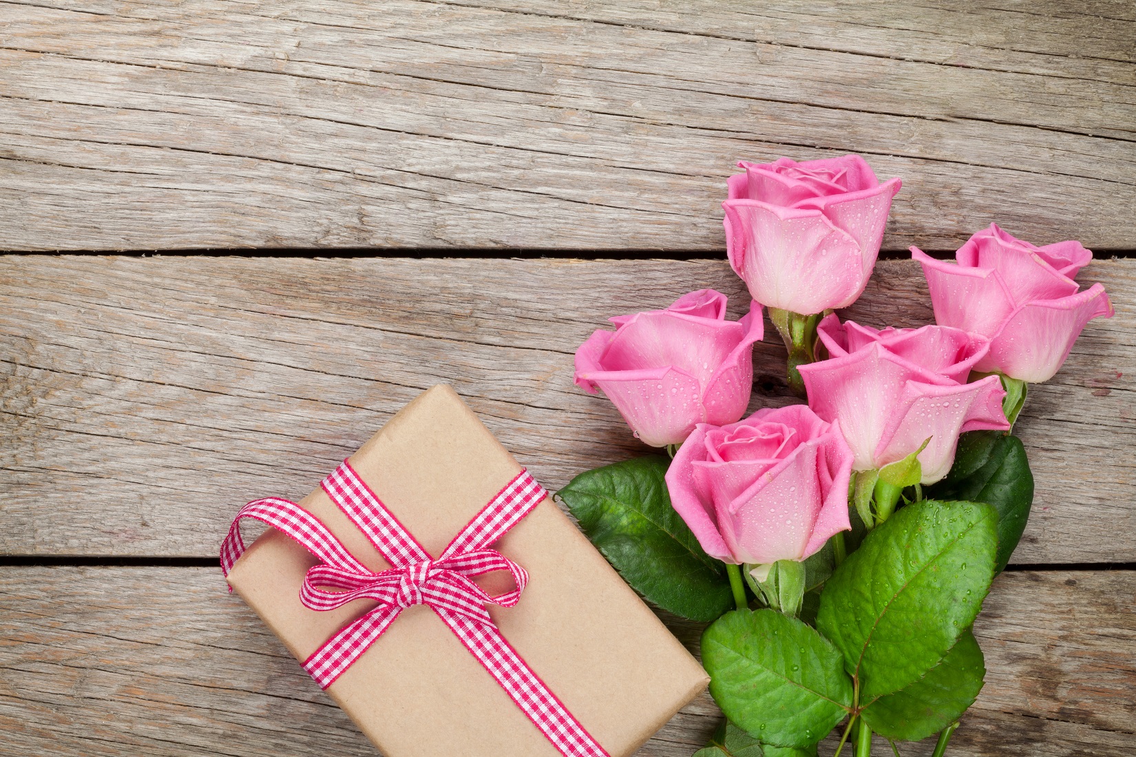 Rosas rosadas y caja de regalo.