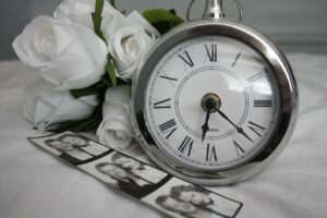 Reloj y flores