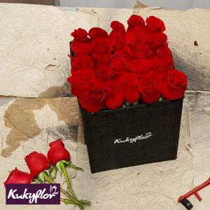 Box negro con rosas rojas.