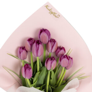Ramo de tulipanes morados en papel rosado Kukyflor.