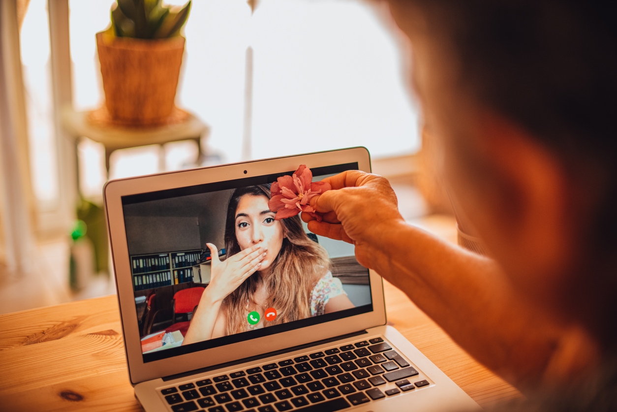 Pareja haciendo videollamada